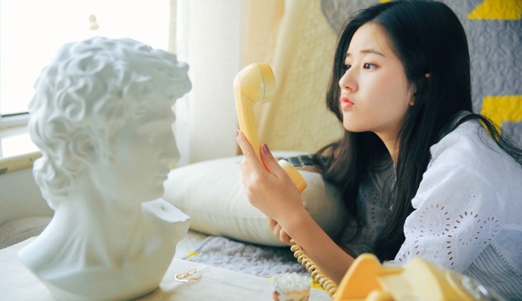 甜美笑容演绎清新自然风