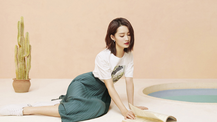 李沁轻盈少女风写真