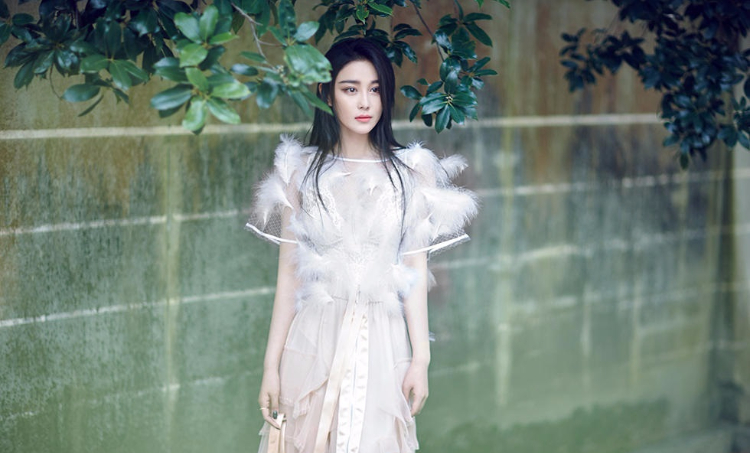 张馨予清新纯美的仙气图片 忧郁眼神惹人怜