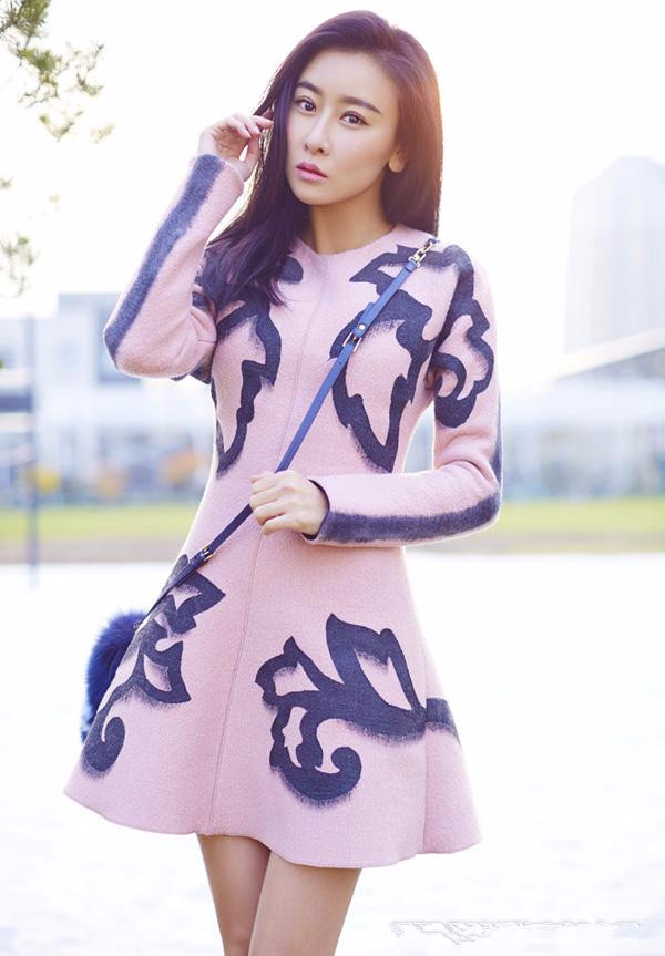 毛俊杰优雅甜美写真 面容精致尽显国际范