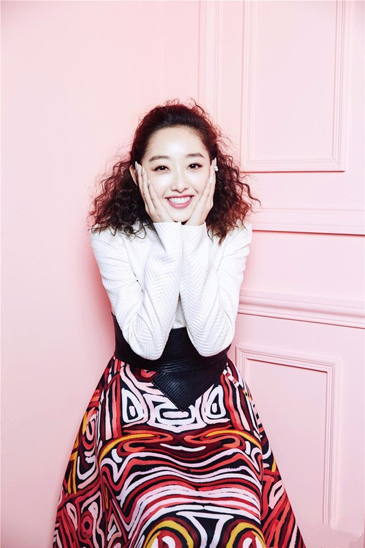 蒋梦婕杂志梦幻写真　公主造型出镜展示熟女气质