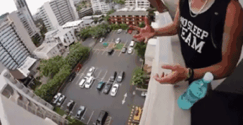 年轻人做事只考虑自个，顺手就把车子放在路中间，这让后边的车怎么通过