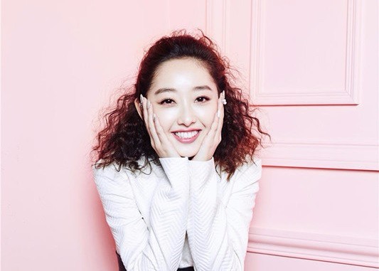 蒋梦婕杂志梦幻写真　公主造型出镜展示熟女气质