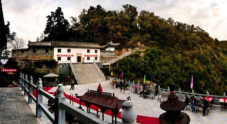 一塔、一僧、一道海拔2000余米不足6平方米的庙