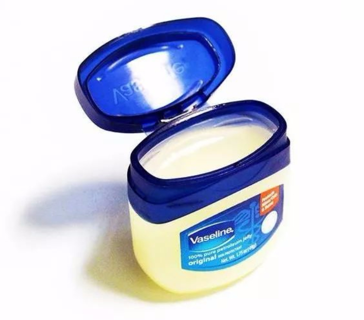 她把唇膏涂在睫毛上，第二天起床惊呆了！