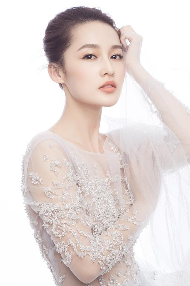 李沁拍摄新大片 双眸灵动特清新