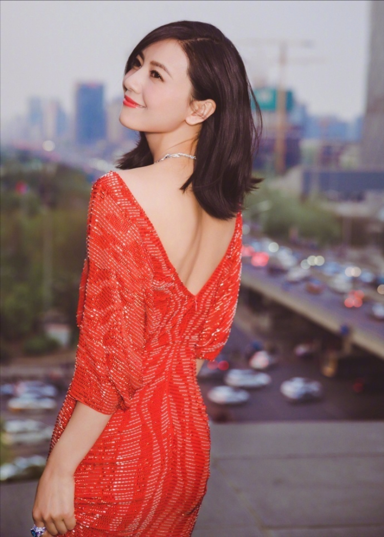 高圆圆露背红裙装依旧美艳 回眸一笑身材好