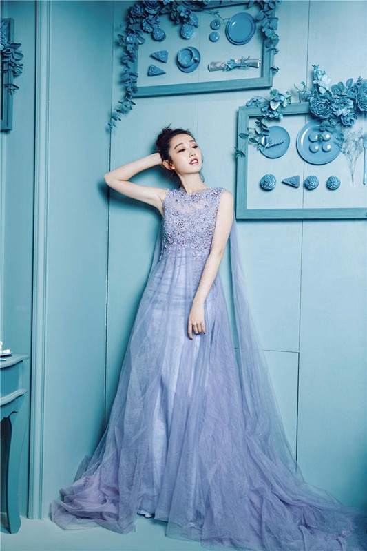 蒋梦婕杂志梦幻写真　公主造型出镜展示熟女气质