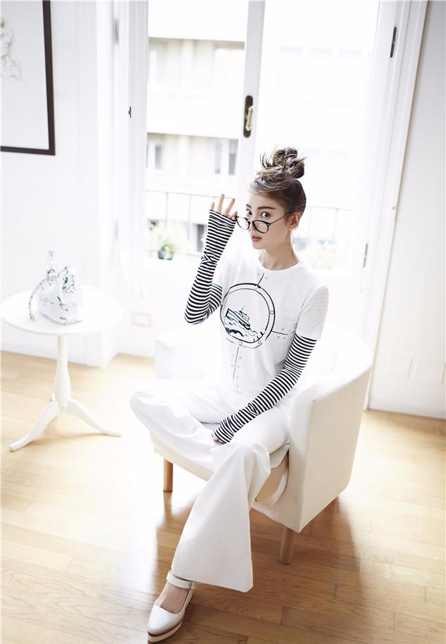 张雨绮登《嘉人》封面　修长双腿尽显性感姿态