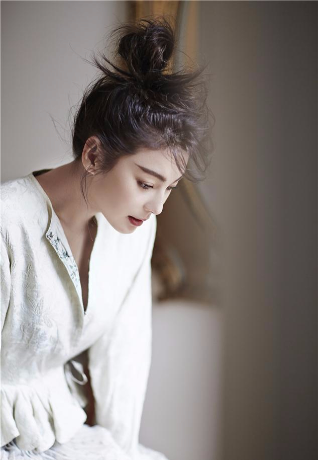 张雨绮登《嘉人》封面　修长双腿尽显性感姿态