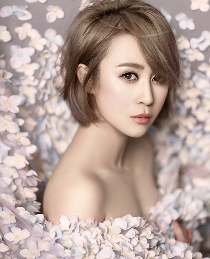 马丽清新唯美写真 精致长裙露白皙香肩和大长腿