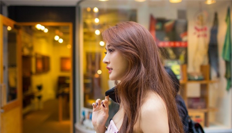 粉色欢脱少女出没！ 陈冰夏日街头写真轻甜可爱