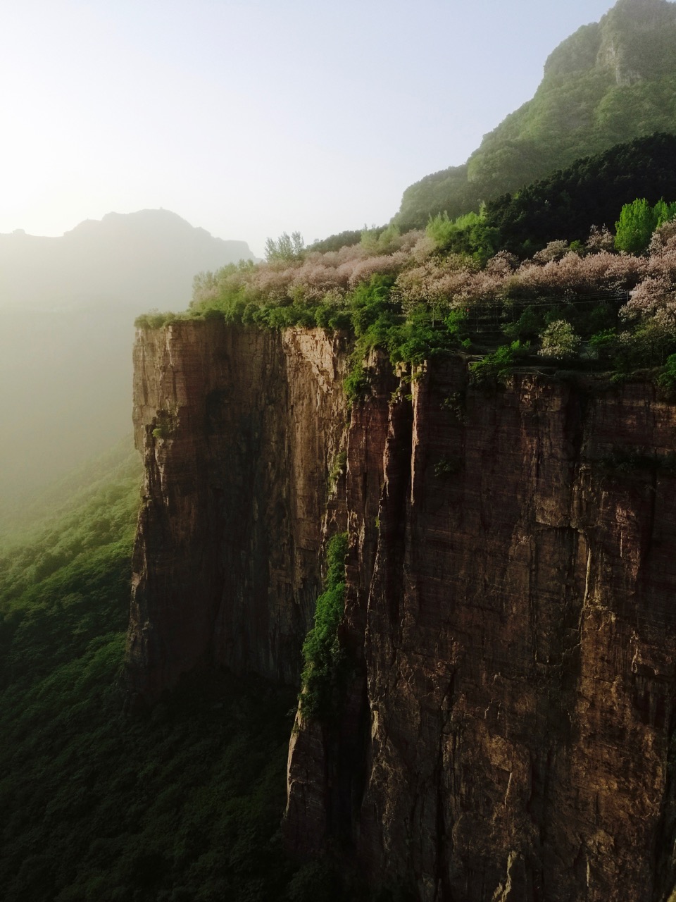 谜般的郭亮洞 奇迹公路背后的故事