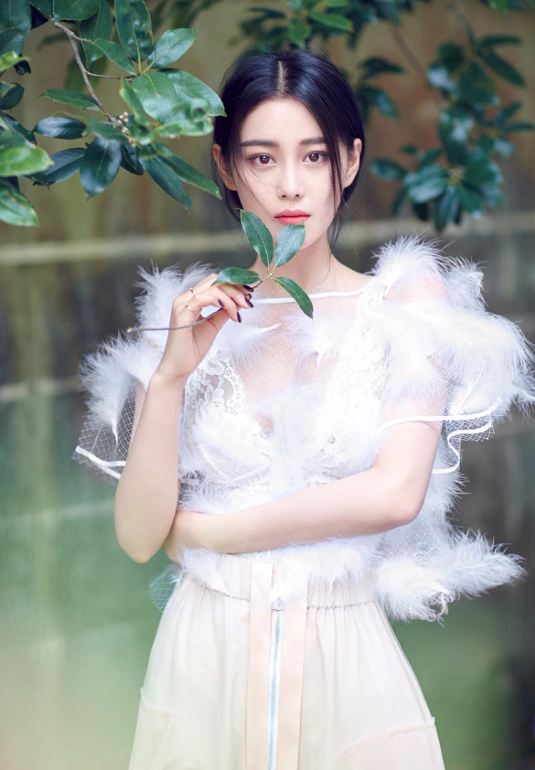 张馨予清新纯美的仙气图片 忧郁眼神惹人怜