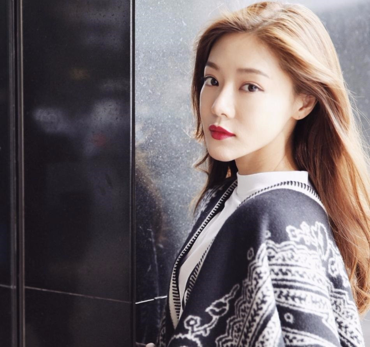 邓家佳优雅迷人的街拍图片 完美演绎多重活力