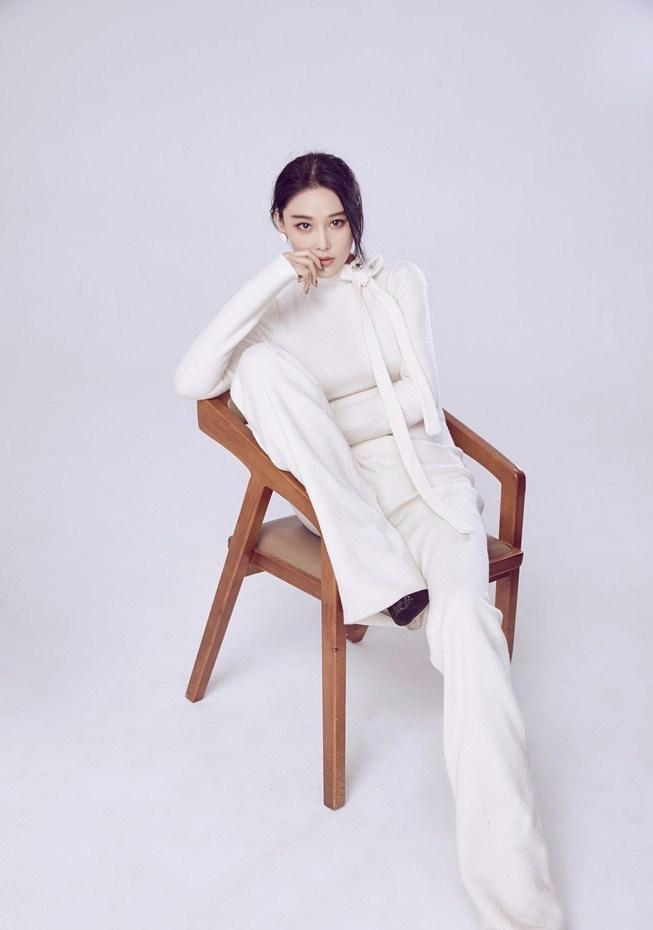 张馨予杂志封面写真 尽显御姐女神范