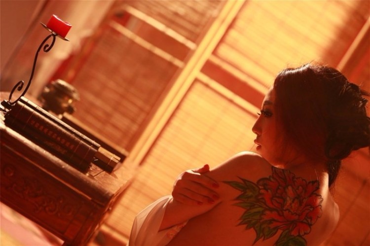 男女神李千伊化身“艳鬼” 躺床展媚功