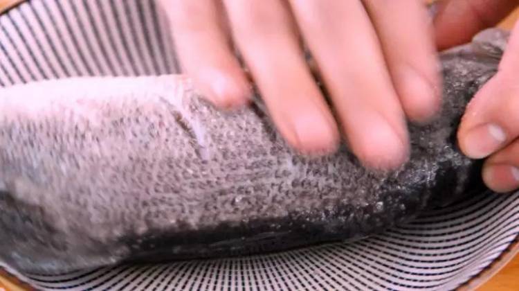 清蒸鲈鱼——蒸鱼好吃又不腥的小秘密都在这里了