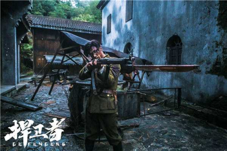 捍卫者精神薪火相传 两代军人亮相《捍卫者》首映