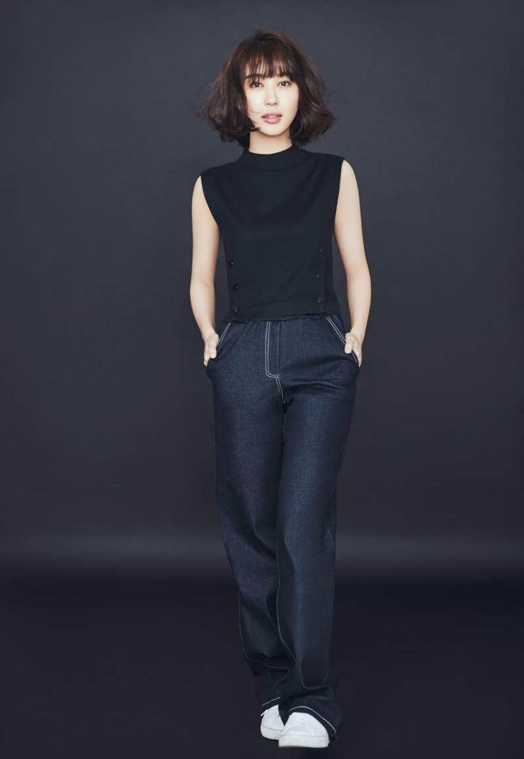 李菲儿全新黑白美照 有“中国好女友”的美赞