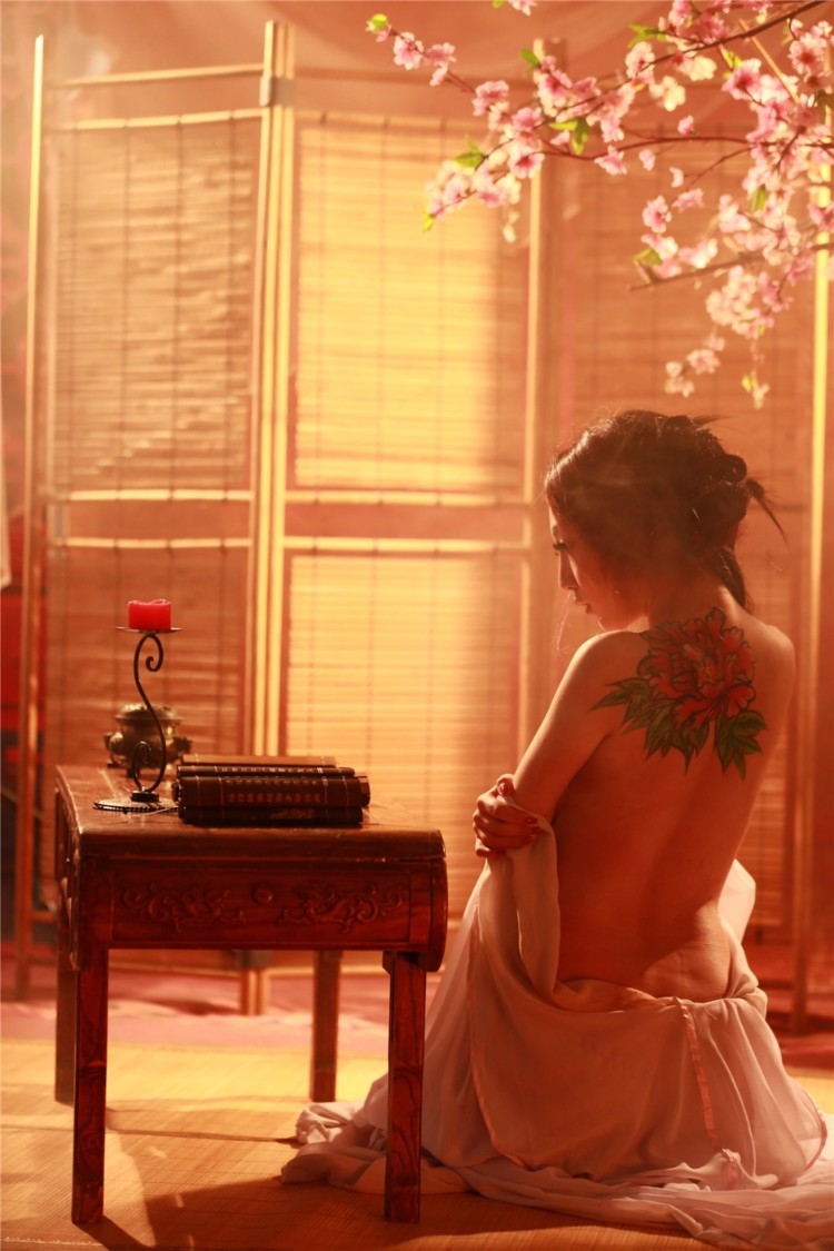 男女神李千伊化身“艳鬼” 躺床展媚功