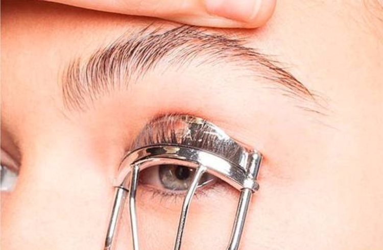 她把唇膏涂在睫毛上，第二天起床惊呆了！