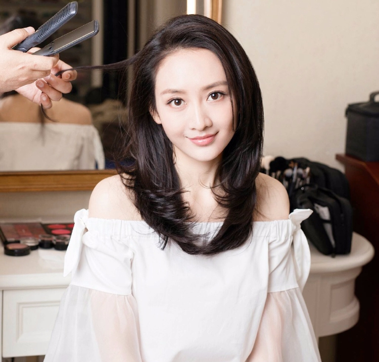 王鸥街拍写真 气质时尚迷人