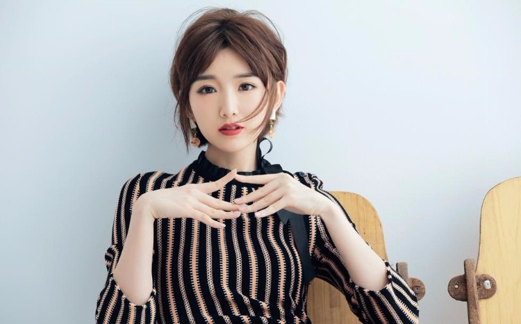 毛晓彤甜美与霸气兼并的写真