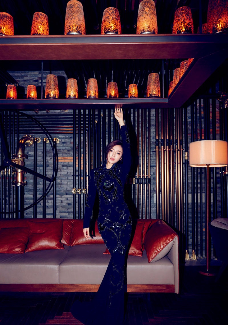 秦岚杂志拍摄封面大片 简约大方率性十足