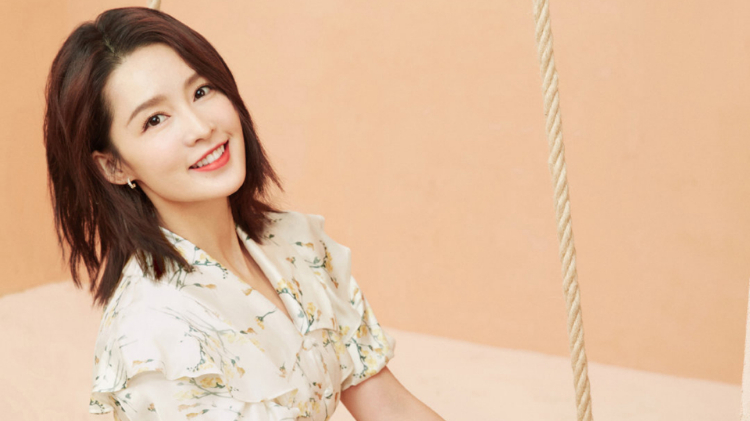 李沁轻盈少女风写真