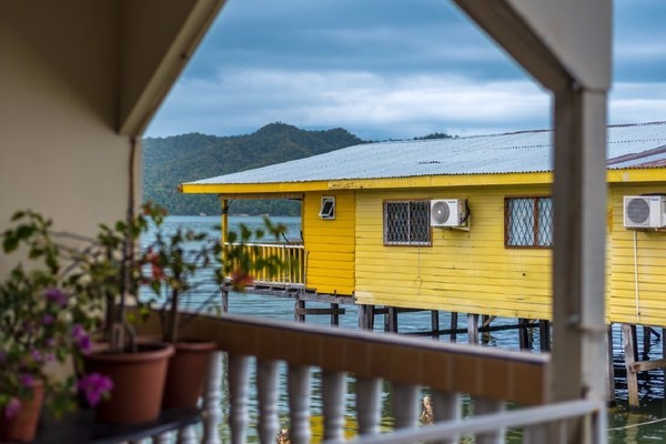 山打根最特色的建筑群，房子建在水上生活简单快乐