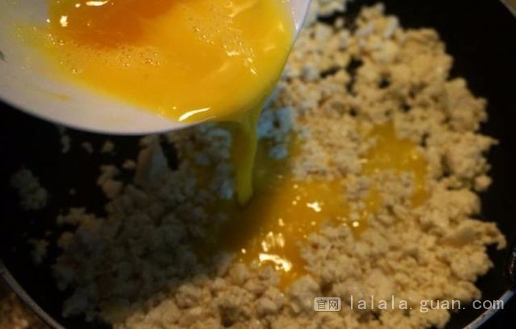 鸡蛋和豆腐一起炒，可以比大鱼大肉还好吃