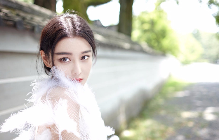 张馨予清新纯美的仙气图片 忧郁眼神惹人怜