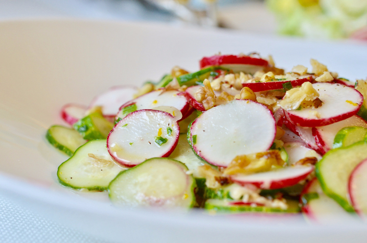 夏季清凉的红萝卜青瓜沙拉