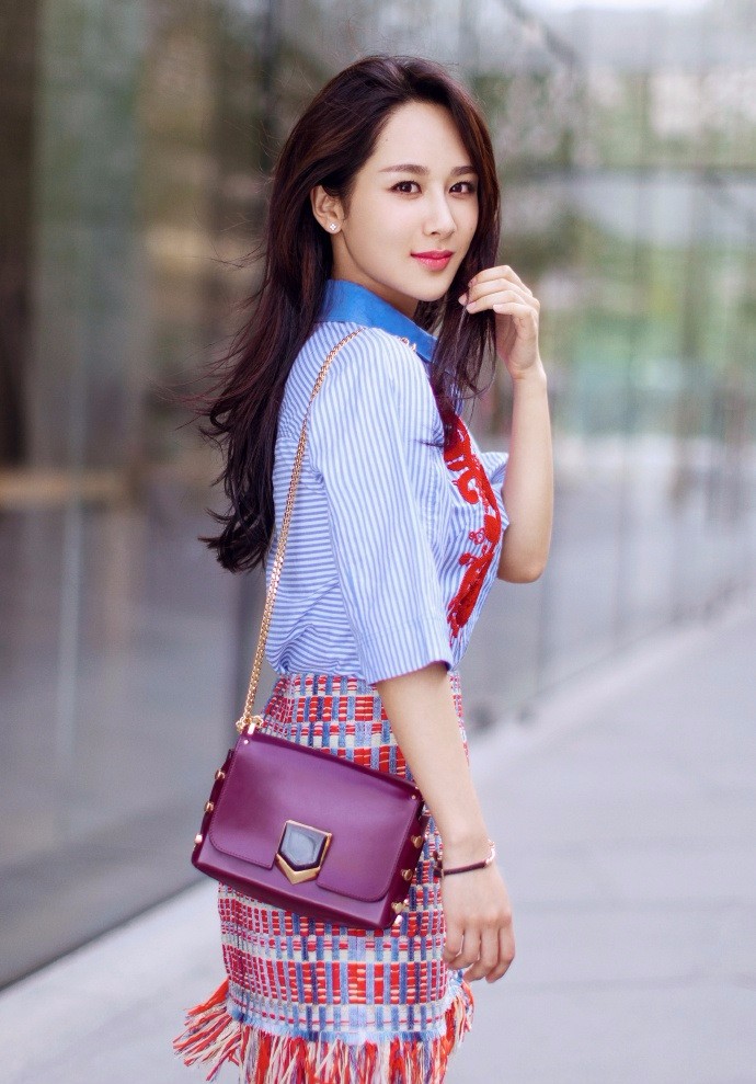 杨紫个性写真 亦清纯亦冷艳