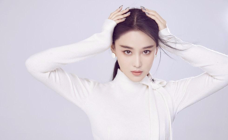 张馨予杂志封面写真 尽显御姐女神范