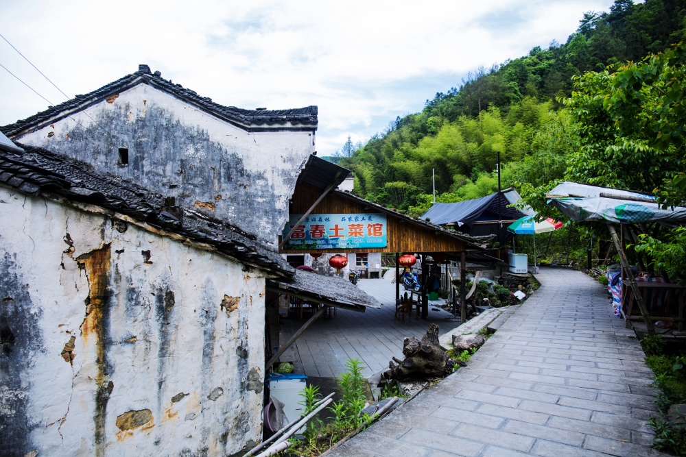 成龙为什么要捐赠古建筑，去了严家古村就明白了