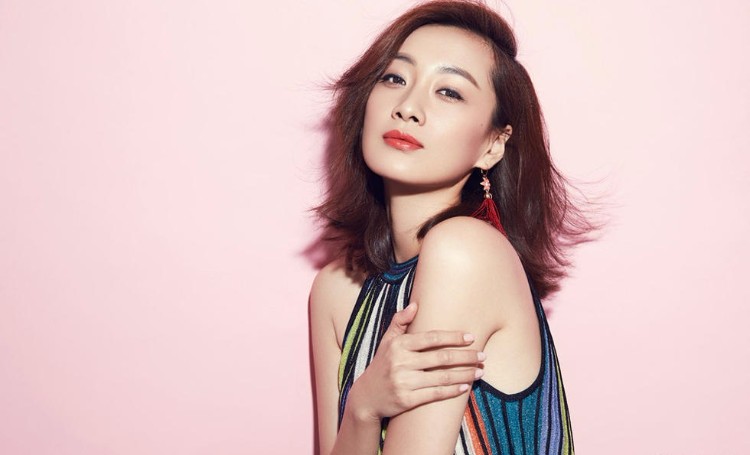 徐梵溪小露香肩性感图片 明眸与红唇尽显冷艳妩媚