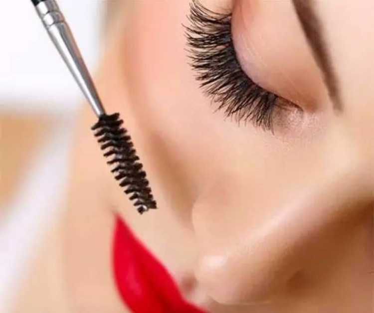 她把唇膏涂在睫毛上，第二天起床惊呆了！