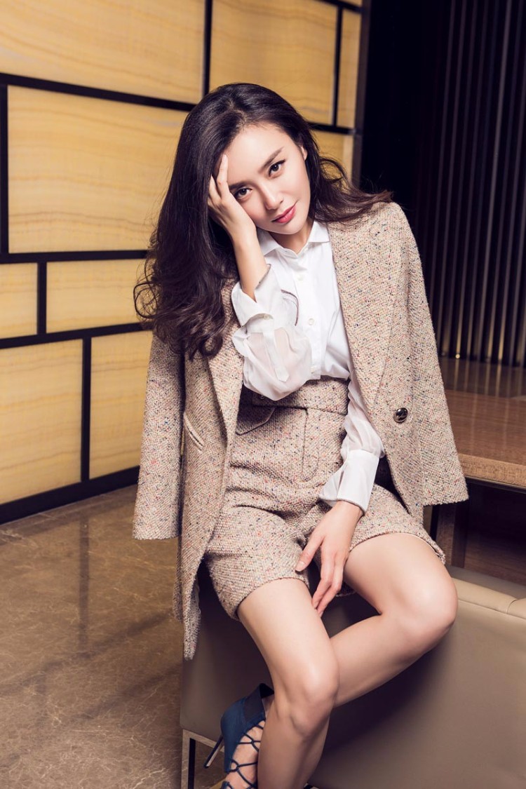 秦岚全新简约时尚写真 优雅清新的气质