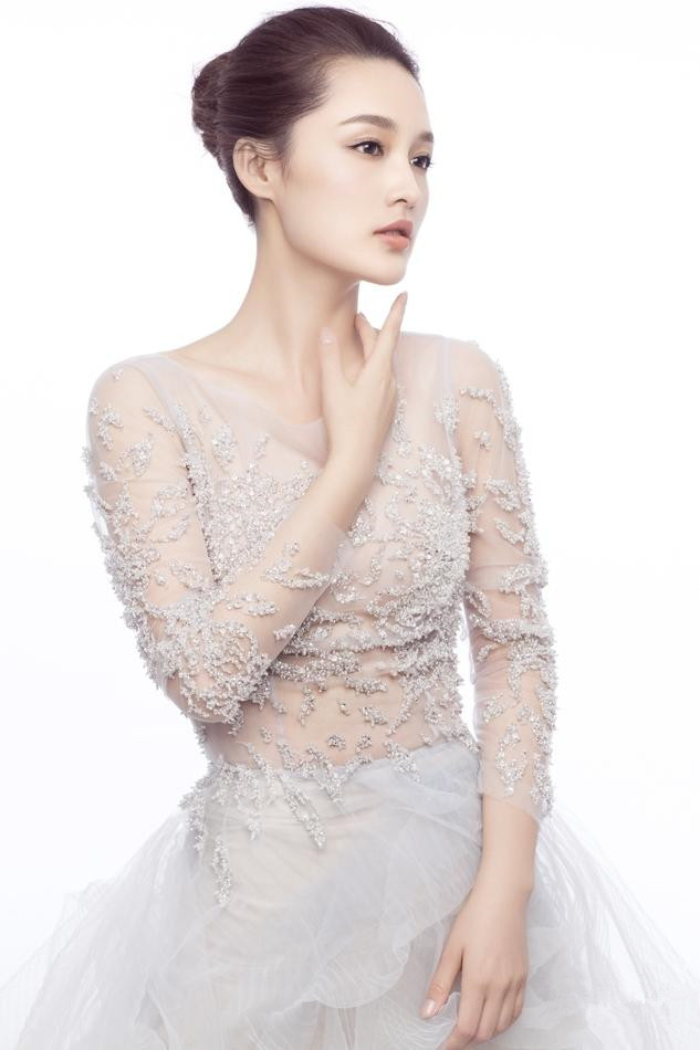 李沁拍摄新大片 双眸灵动特清新