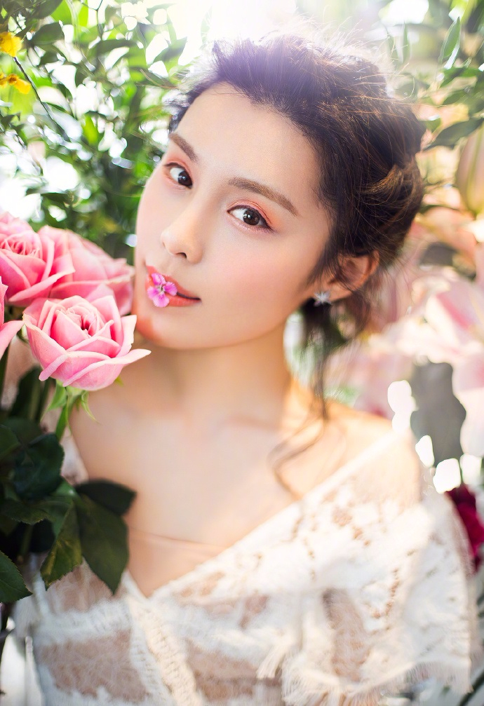 韩丹彤花仙子写真 清新桃花妆配白色蕾丝裙
