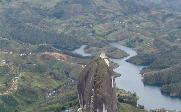 一块万吨巨石，引得游客蜂拥而来