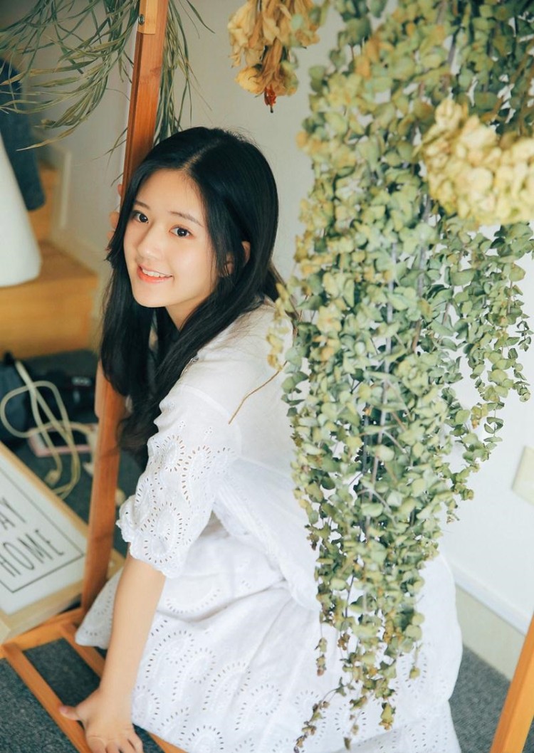 甜美笑容演绎清新自然风