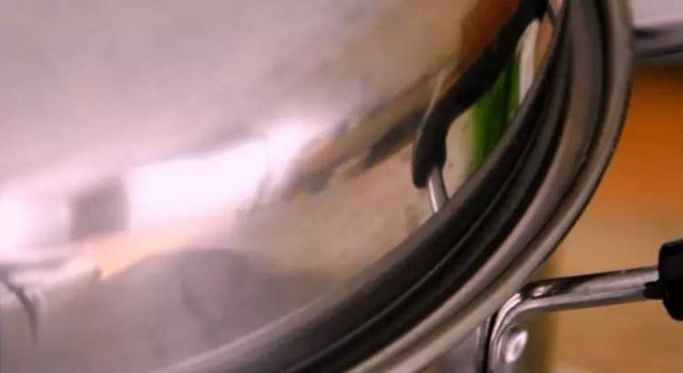 清蒸鲈鱼——蒸鱼好吃又不腥的小秘密都在这里了