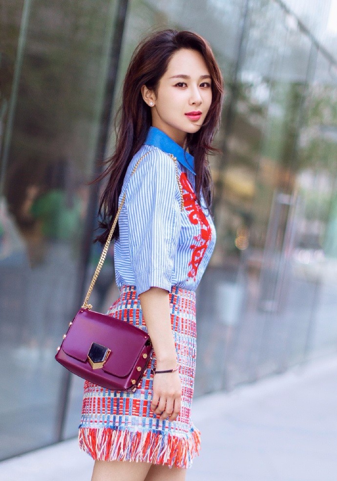 杨紫个性写真 亦清纯亦冷艳