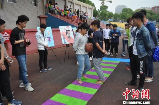 高校男生穿高跟鞋短跑:体味为人母之不易