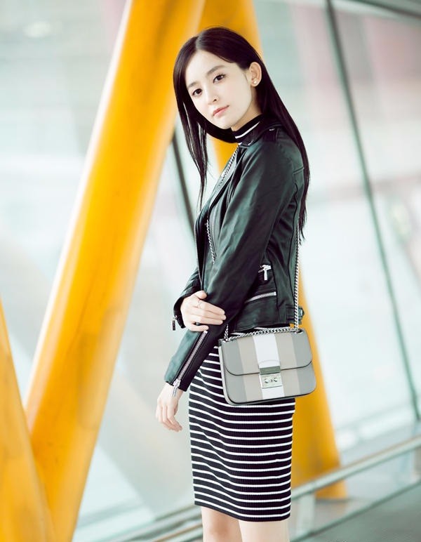 古力娜扎简约造型的机场街拍