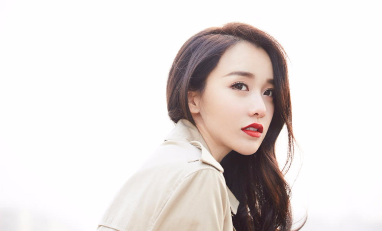 黄一琳时尚街头大片 冷感驾驭极端反差