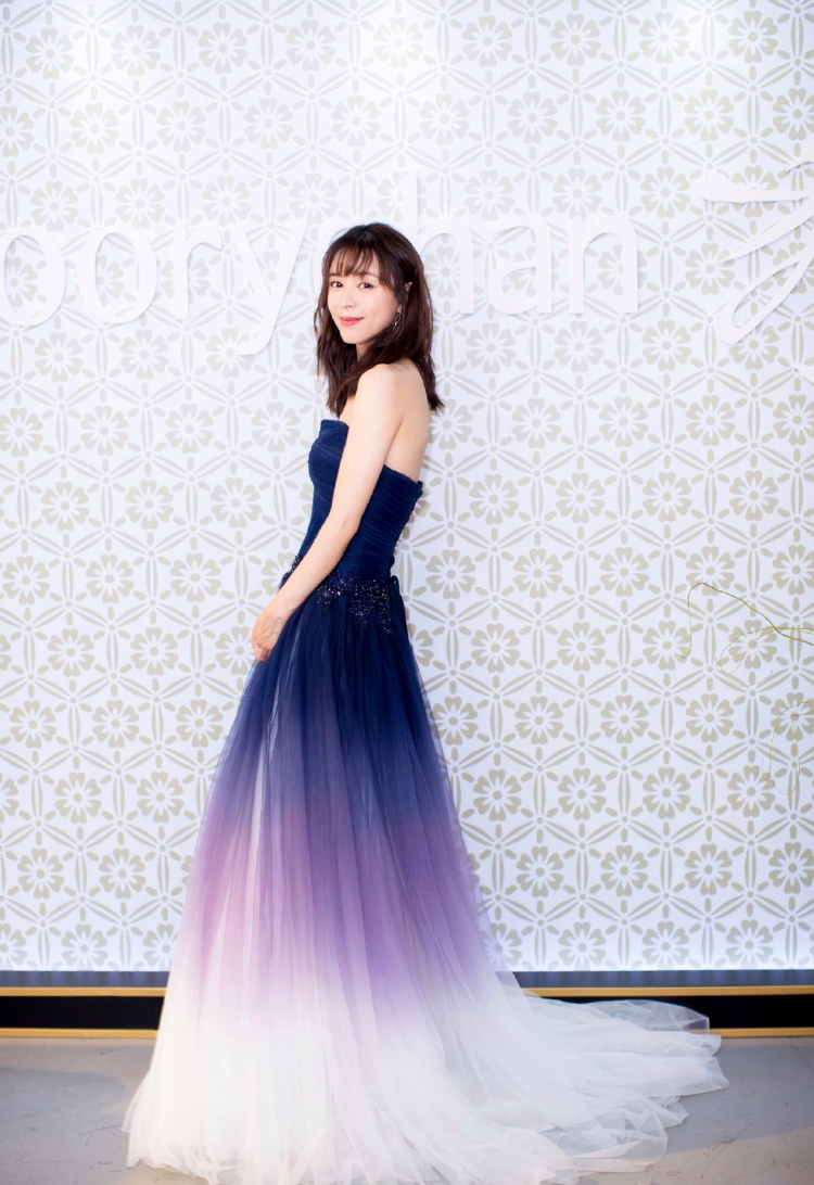 张静初优雅写真，成熟美人魅力